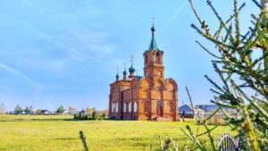 В храме села Покровка навели порядок