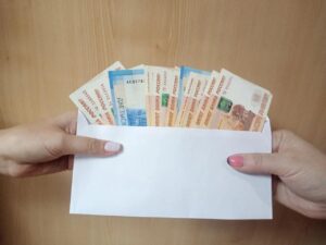 Серая зарплата: почему это ловушка, а не выгода?
